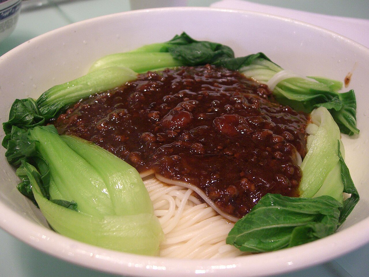 乾麵搭配青菜的餐點示意照片