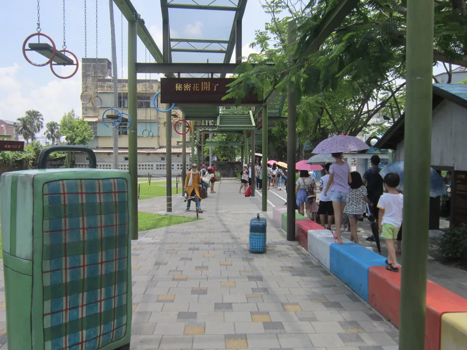 幾米廣場步道旁的彩色行李箱裝置